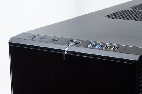 Jeg ble fornøyd nok med det minimalistiske Fractal Design XL R2 etter vår test til at jeg stakk ut og skaffet meg et eksemplar til eget bruk – men jeg burde nok passet bedre på da jeg skrudde ting sammen igjen.