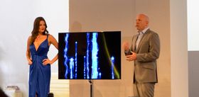 Samsung med sin 55 tommer store OLED-TV på IFA-messen i Berlin i fjor høst.