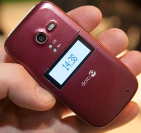 Telefonen kommer i flere farger - her er den røde utgaven.