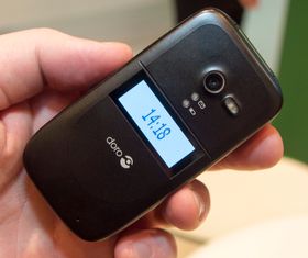 Doro PhoneEasy 622 i svart utgave. En egen knapp på siden av telefonen aktiverer displayet.