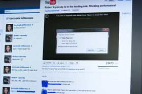 Først fører skurkene en samtale med deg på Facebook, før du sendes inn på «YouTube» – hvor alle er sjokkerte over hva «du» gjør i videoen.
