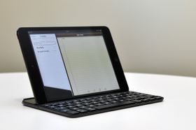 Når du skal bruke tastaturet kan iPad-en festes i et spor litt inn på tastaturet.