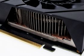 Det er lagt en god del kobber i kjøleren til Asus GeForce GTX 670 DirectCU Mini.