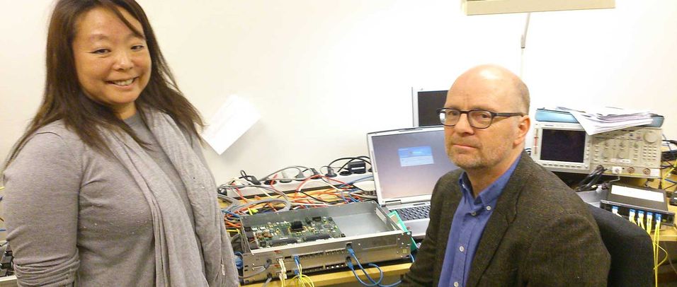 Linda Firveld i Eye Networks skal selge og distribuere fiberproduktene til Jens-Olav Frorud i Transpacket. Her er de i laben der utstyret testes.