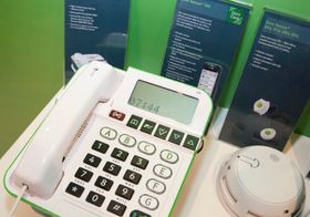 Doro Secure 350 er en fasttelefon med mottaker for de ulike sensorene. Ved siden av, en røykvarsler som kan kobles til.