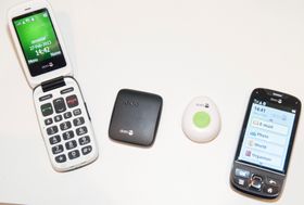 De to mobiltelefonene som inngår i systemet. Til høyre er Doro Secure 740, med Android.