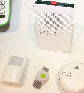 Bevegelsessensor, fallsensor med nødknapp og røykvarsler. Alt dette kan kobles til en sentral, så som en av mobiltelefonene, eller Doro Secure 211.