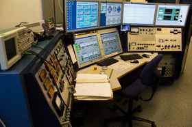 Kontrollpanelet for akseleratoren modifiseres og oppgraderes stadig, men på skjermene brukes enn så lenge designet fra gammeldagse systemer.