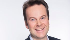KOmmunikasjonssjef Henning Lunde i Tele2 er lite begeistret for Telenors metoder for å vinne tilbake kunder som vil skifte operatør.