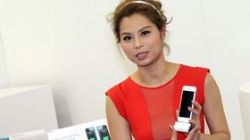 Piken med det velsmakende navnet Gin Lee, er filmskuespiller og superkjendis i Hong KOng. Her viser hun et eksternt iPhone-batteri for iWalk.
