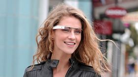 Det er ventet at Googles "utvidet virkelighet"-brille vil komme i salg mot slutten av året.