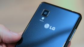 Baksiden av telefonen har et spesielt mønster som kommer frem når du betrakter telefonen i lyset.