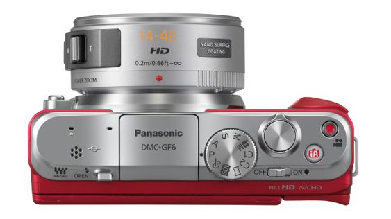 Slik ser det ut når du har et Panasonic Lumix DMC-GF6 rundt halsen.