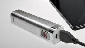 Du trenger bare én ladekabel. Kabelen snus når du går fra å lade opp batteriet til å lade opp telefonen.