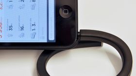 Jawbone Up synkroniseres mot mobilappen ved å plugge armbåndet inn i hodetelefonutgangen.