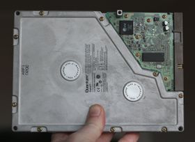 Undertegnedes første harddisk fra 1996: 5,25-tommers Quantum Bigfoot på 2,1 GB. Heldigvis økte kapasiteten relativt fort.