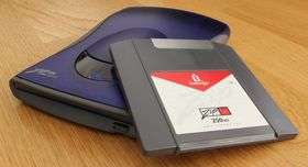 Iomega Zip var en diskettstasjon, her i en «moderne» utgave som kunne lese disketter på hele 250 MB..