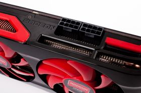 Kortet trekker mye kraft, og krever 2 8-pins PCIe-kontakter.