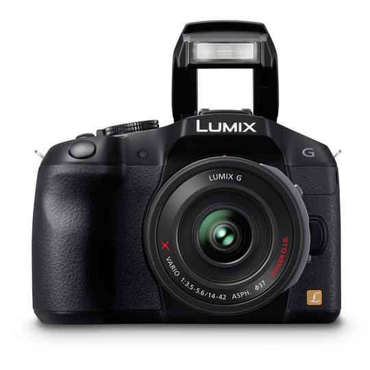 Panasonic Lumix DMC-G6 med blitsen oppe.