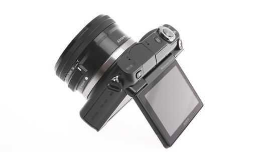 Sony NEX-3N har en praktisk vippeskjerm.