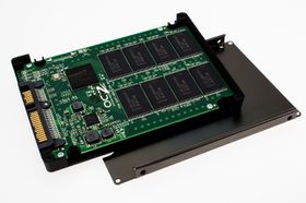 Minnet er synkrone 20 nm MLC-brikker av Intel-Micron-fabrikat.