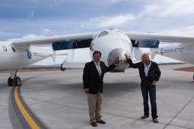 Tidligere New Mexico-guvernør Bill Richardson og Richard Branson ved nesetippen til SS2 i 2010.