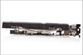 Fete kjølerør stikker ut til sidene på Asus' GTX 650Ti BOOST.