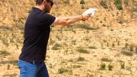 Skaperen av våpenet, Cody Wilson, demonstrerer at det fungerer.