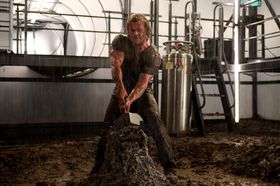 Originalen, i hendene på Chris Hemsworth (Thor).