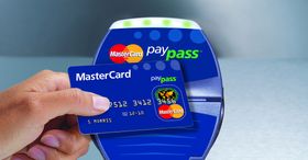 MasterCard PayPass er en av løsningene med en brikke som lar deg "betale trådløst".
