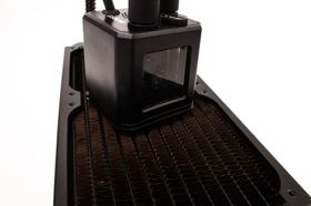 Vinduet i kjøleblokken på Cooler Master Eisberg 240L Prestige er en artig detalj.