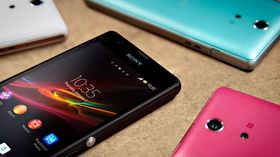 Xperia ZR fås i flere ulike farger.