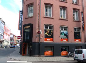 Camera og Videoteknikk utfører Samsungs Premium Service for mobiler. Et av verkstedene skjuler seg i kjelleren hos FotoVideo i Møllergata 4 i Oslo.