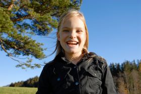 Skyggene i ansiktet til jenta kunne vært unngått hvis fotografen hadde brukt blits.