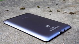 Baksiden på Asus FonePad er laget i metall.