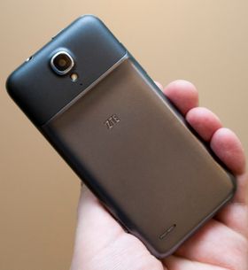 Grand Era LTE er tykkere øverst enn nederst. Dermed minner den mye om noen av telefonene som kom samme år som Samsung Galaxy S II.