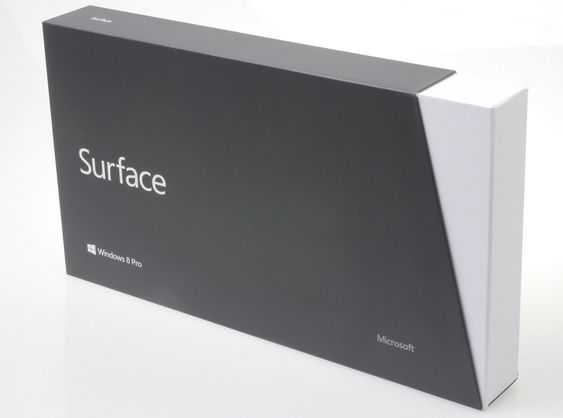 Microsoft Surface Pro kommer i en ikke ueffen eske i grått og hvitt.