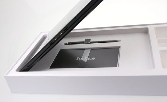 Under selve datamaskinen ligger en liten informasjonsbrosjyre og en stylus-penn. Denne virker kun på Pro-utgaven av Surface.