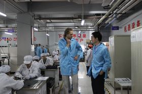 Fairphone besøkte fabrikker i Kina for å finne produsenter som tilfredsstilte kravene deres. De endte opp med å velge A'Hong, en produsent med fabrikker i Shenzhen og Chongquing.