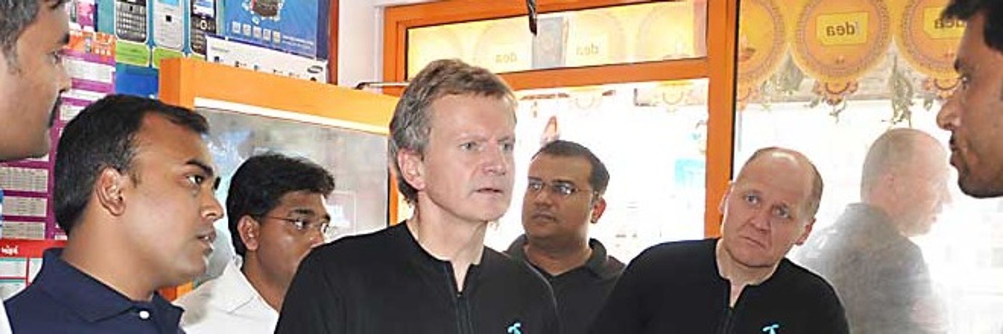 Konsernsjef Jon Fredrik Baksaas og Telenors Asia-sjef Sigve Brekke konkurrerer i Myanmar med selskaper som lover investeringer på opptil 86 milliarder kroner.