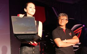 ROG G750 med holder og Asus' visepresident Joe Hsieh litt bak. Holderen følger ikke med i pakken.