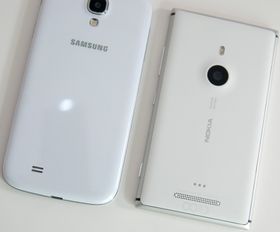 Samsungs toppmodell, Galaxy S4, ved siden av Lumia 925.