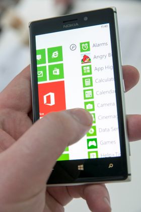Nokia har skiftet ut LCD-skjermen fra Lumia 920, med en AMOLED-skjerm i Lumia 925. Den nye modellen er imidlertid fortatt "superfølsom", slik at du kan betjene den med hansker.