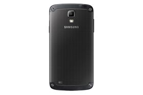 Du ser at Galaxy S4 Active er laget for å være hakket mer robust enn originalen - men den ser likevel ikke voldsomt pansret ut sammenliknet med tidligere vanntette Samsung-telefoner.