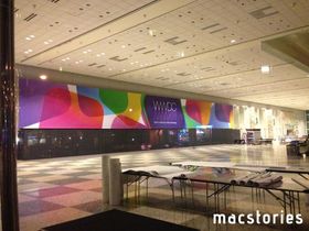Apple har begynt å dekorere Moscone West Convention Center i San Francisco før utviklerkonferansen starter mandag 10. Noen tror grafikken hinter om iPhone i flere farger – mens de fleste tror det har med iOS 7 å gjøre.