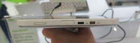 Micro-USB og HDMI micro på brettets ene kortside.