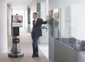 Roboten lar deg slå av en prat med en kollega du møter i korridoren, på vei til møterommet. .