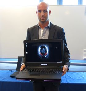 Philip Eide i Dell viser frem den nye Alienware 18.