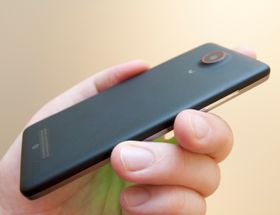ZTE Nubia Z5 er tynn og lekker.