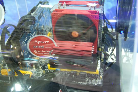 Apacer kjørte demo med minnemoduler på 3200 MHz.